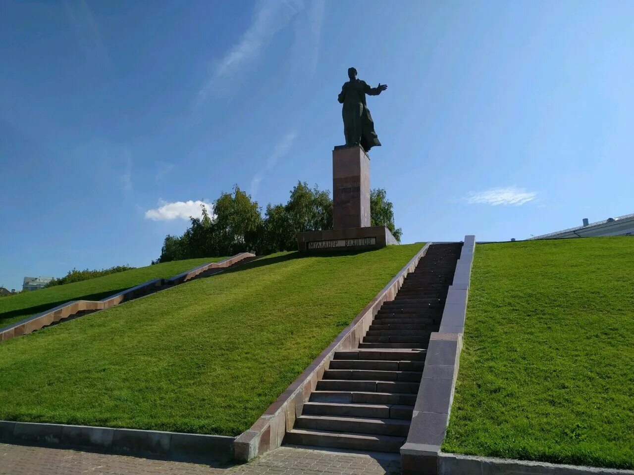 Мулланур вахитов 4. Мулланур вахитов казань. мулланур вахитов памятник. казань памятник мулланура вахитова. площадь вахитова казань.