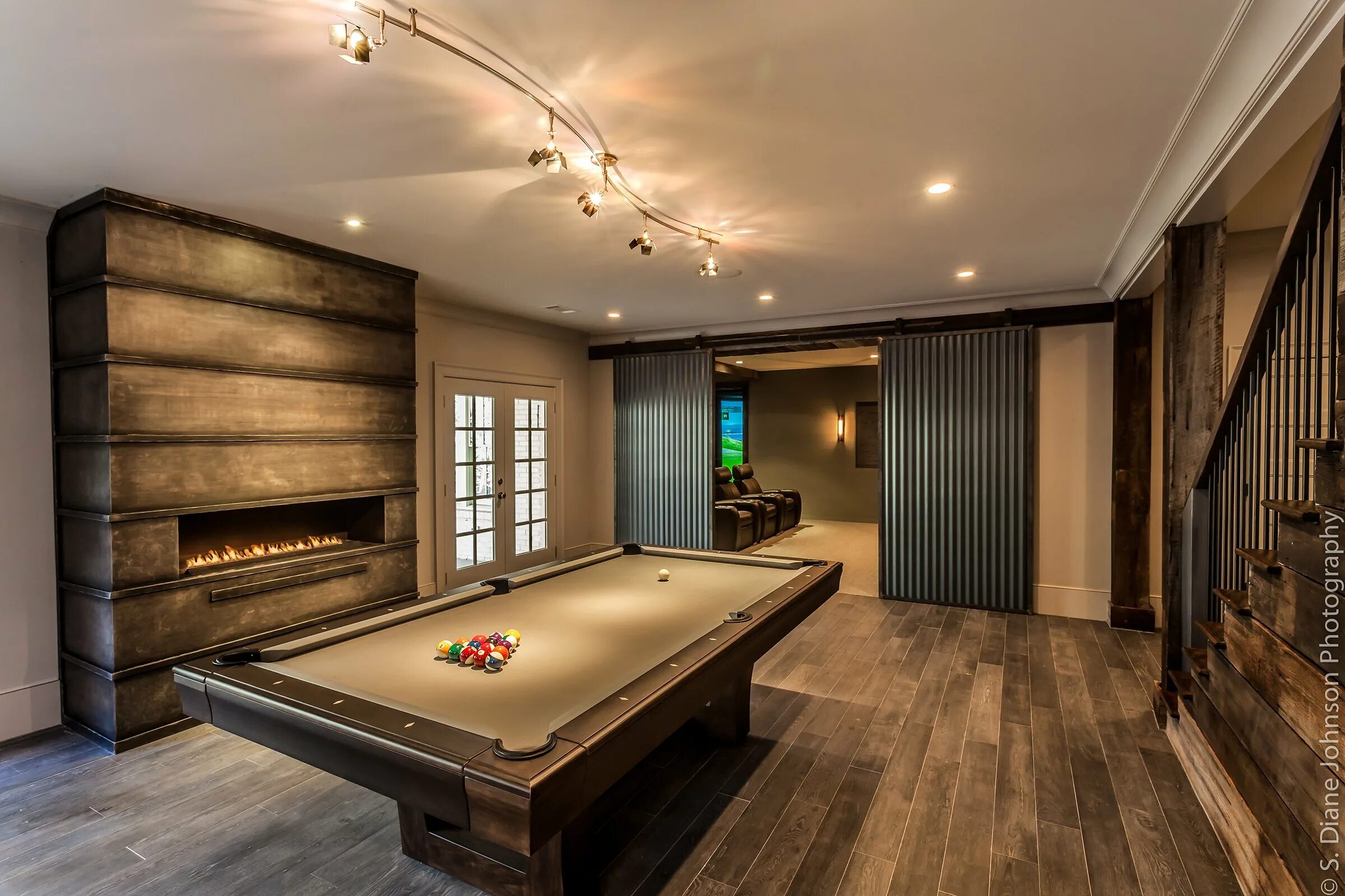 Интерьер подвала в частном доме. Стиль лофт в подвальном помещении. Цокольный этаж интерьер. Интерьер цокольного этажа в частном доме. Жилое подвальное помещение.