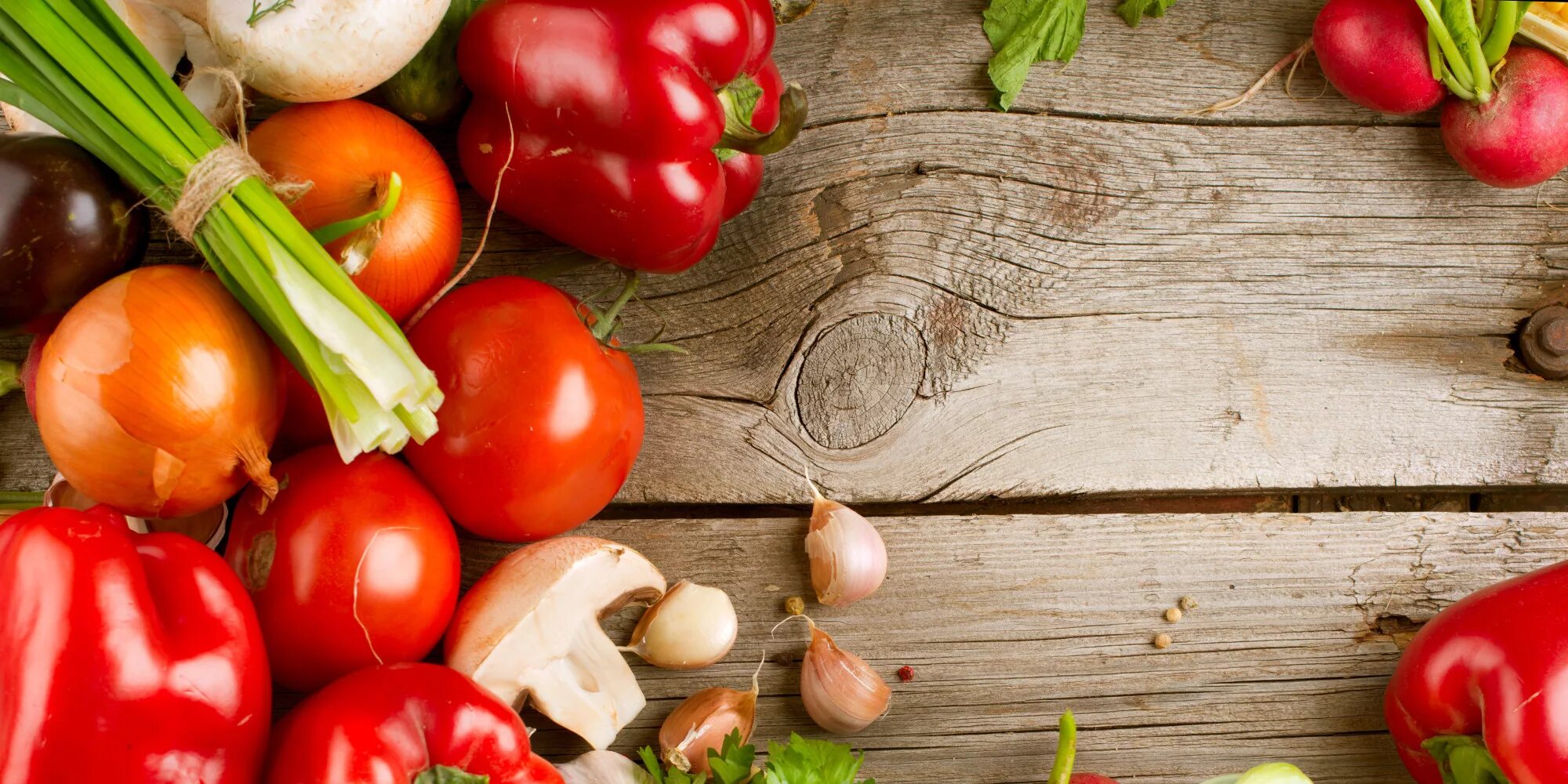 16. овощи лежат. овощи. овощи на деревянном фоне. овощи на тарелке.