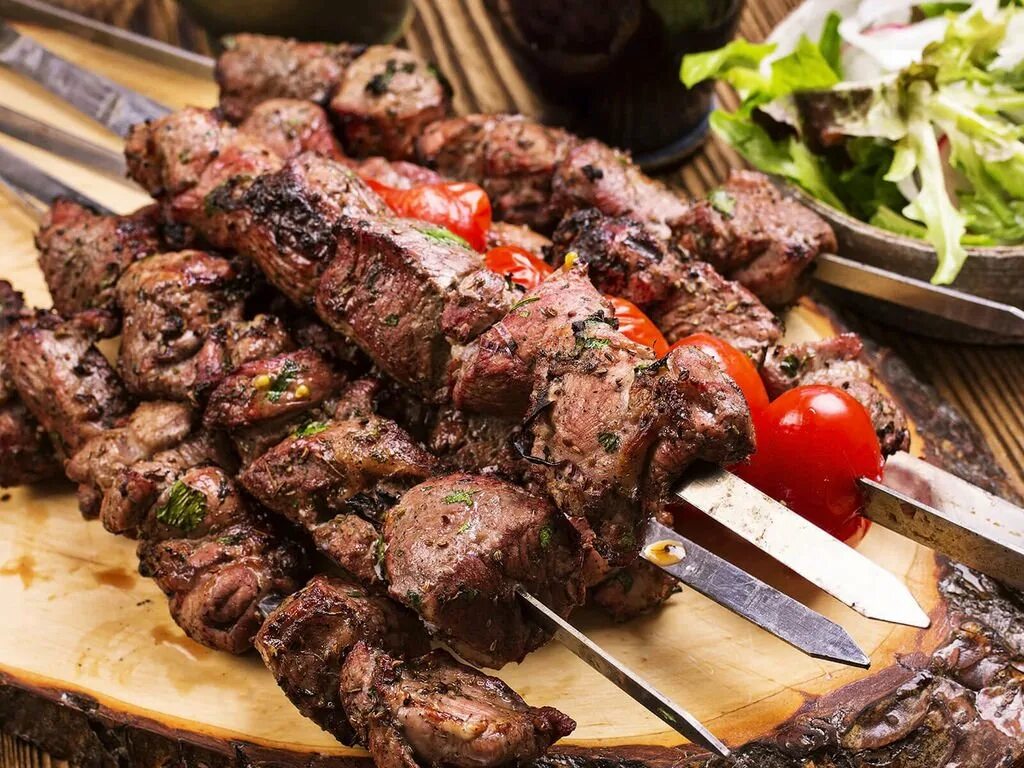 Шашлык салават. Мцвади хоровац. шашлык баранина корейка мангал. мясо на мангале. аппетитный шашлык.