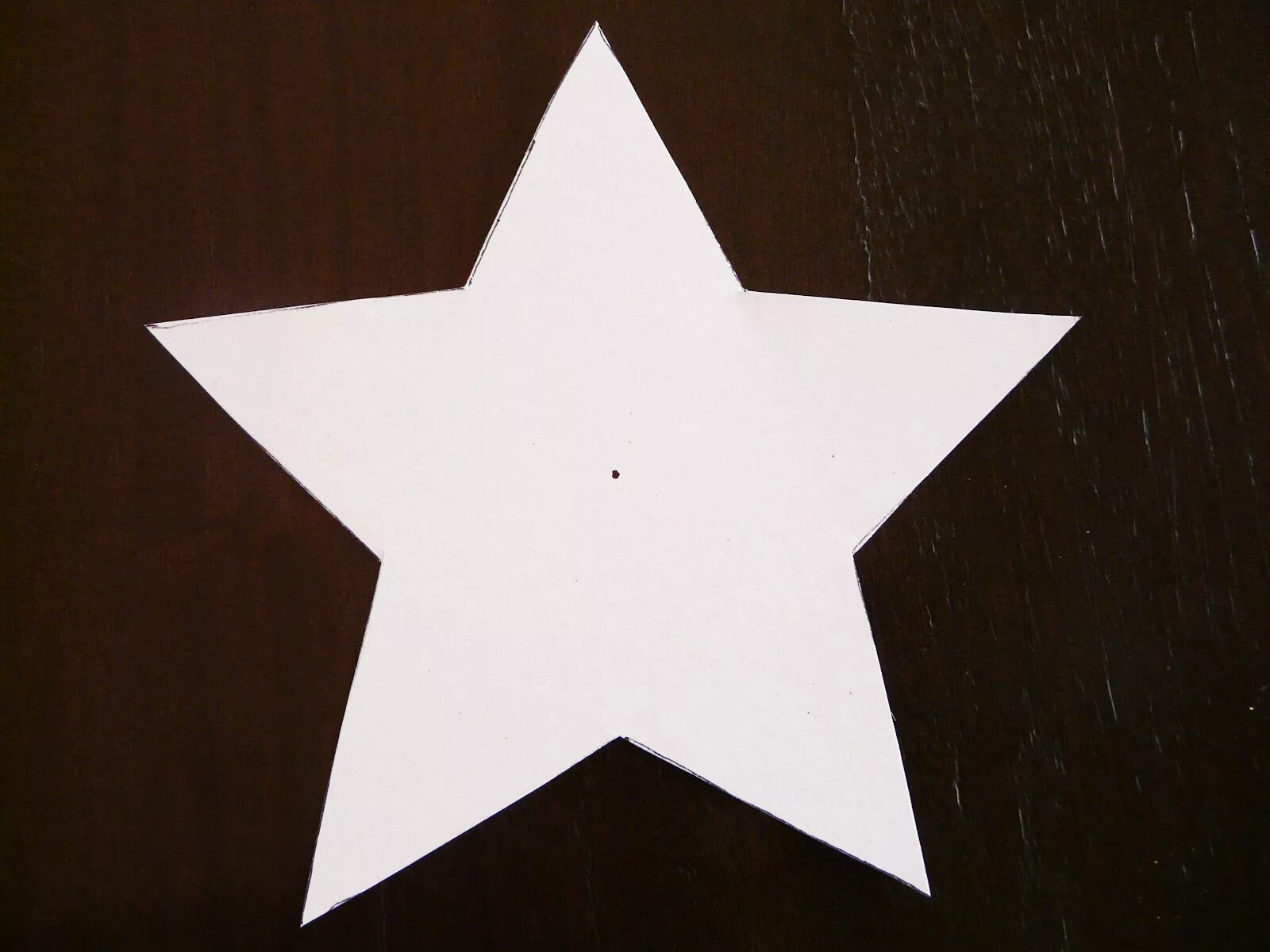 Объемная звезда из бумаги пошагово. Объёмная звезда из бкмаги. Большая звезда из картона. Объемная пятиконечная звезда. Выпуклая звезда из бумаги.