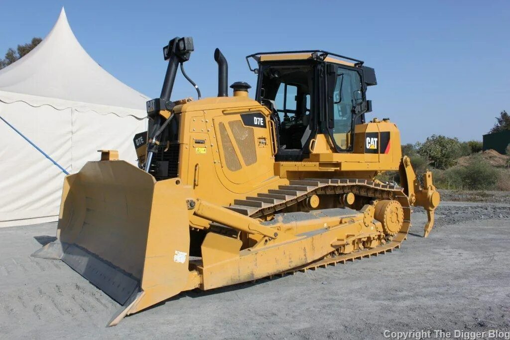 Бульдозер давай. Бульдозеры Катерпиллер d7. Бульдозер Cat d7r. Caterpillar d7r. Caterpillar d7e Dozer.