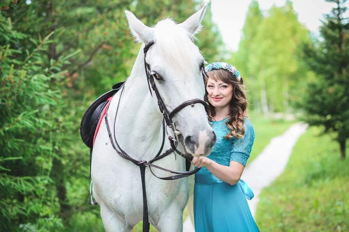 Девочка верхом. Девушка держит лошадь. Девочка на лошади. Счастливая лошадь.