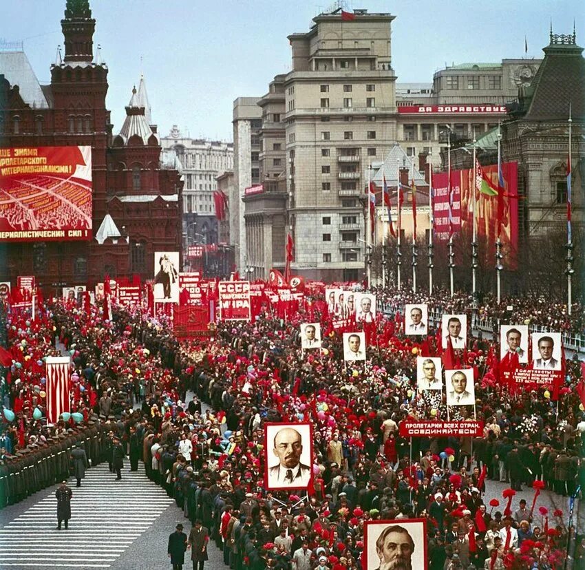 Демонстрация 1 мая в ссср. Первомай на красной площади СССР. Первомайская демонстрация в СССР 70е. Первомай демонстрация красная площадь. Демонстрация 7 ноября в СССР на красной площади в Москве.