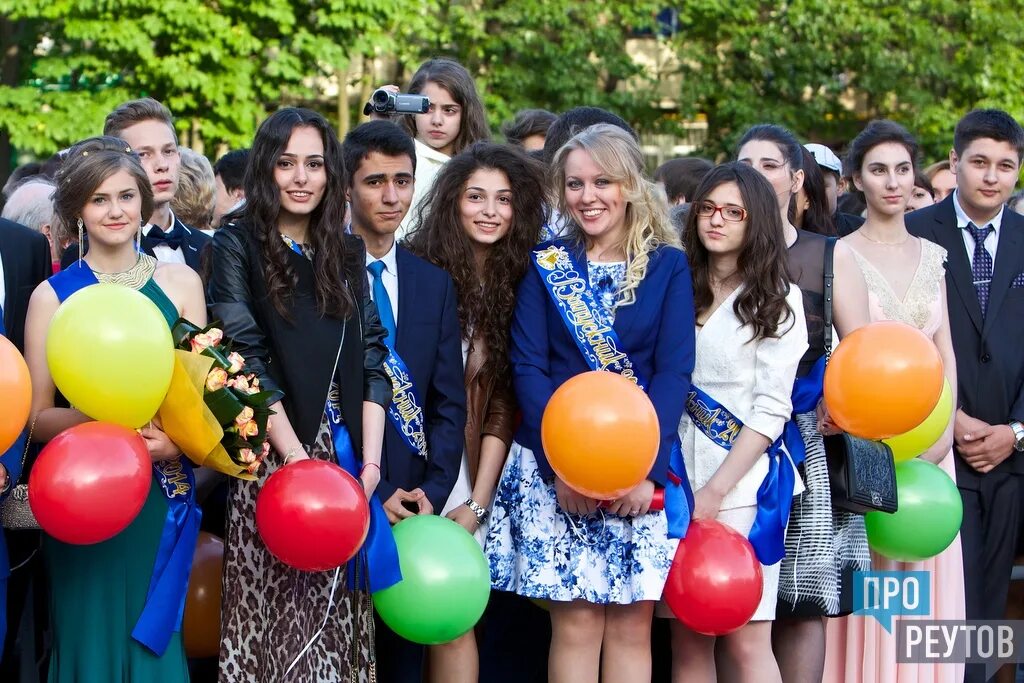 Выпускной реутов лицей 2019. Сдаем егэ на вднх. Экзамен егэ. Сдаем егэ на вднх. Школьный экзамен.