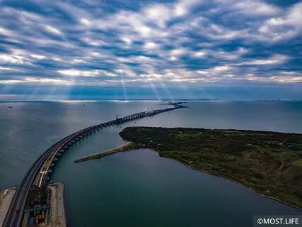 Через море