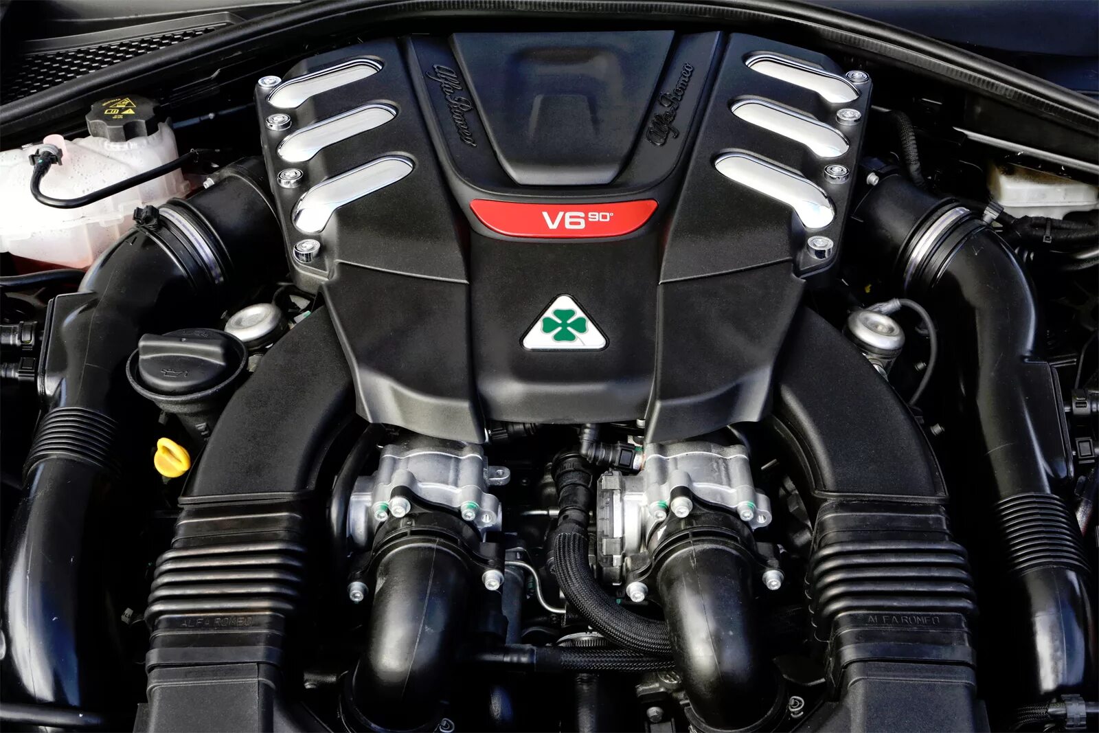 Alfa romeo giulia двигатель. Alfa romeo giulia мотор 2,9. Двигатель alfa romeo quadrifoglio. Alfa romeo giulia под капотом 2 литра. Alfa romeo giulia quadrifoglio двигатель.