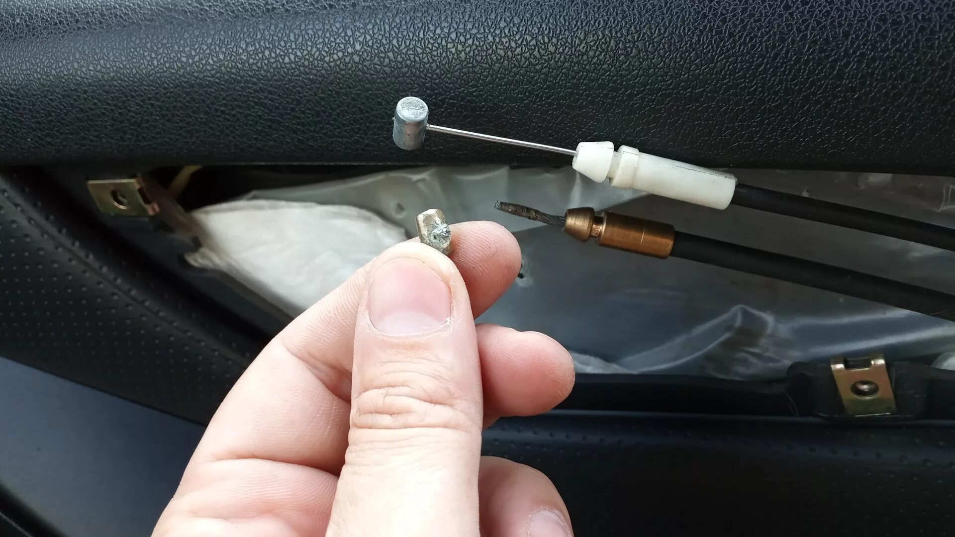 тросик двери пассат б5. трос замка передней ручки пассат б5. тросик открывания двери пассат б5.