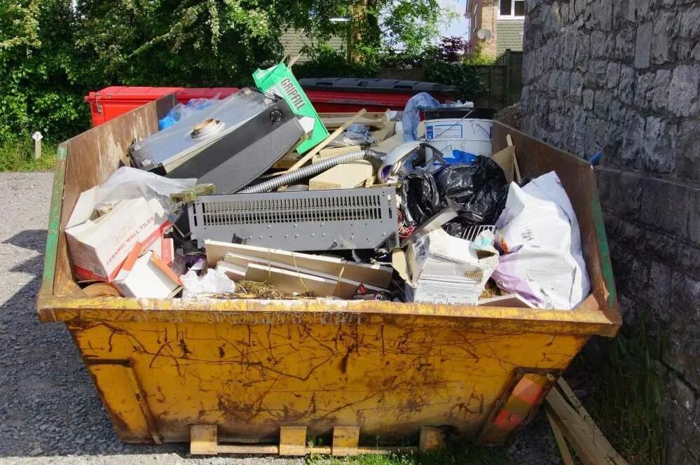 Можно выбрасывать старые вещи на помойку