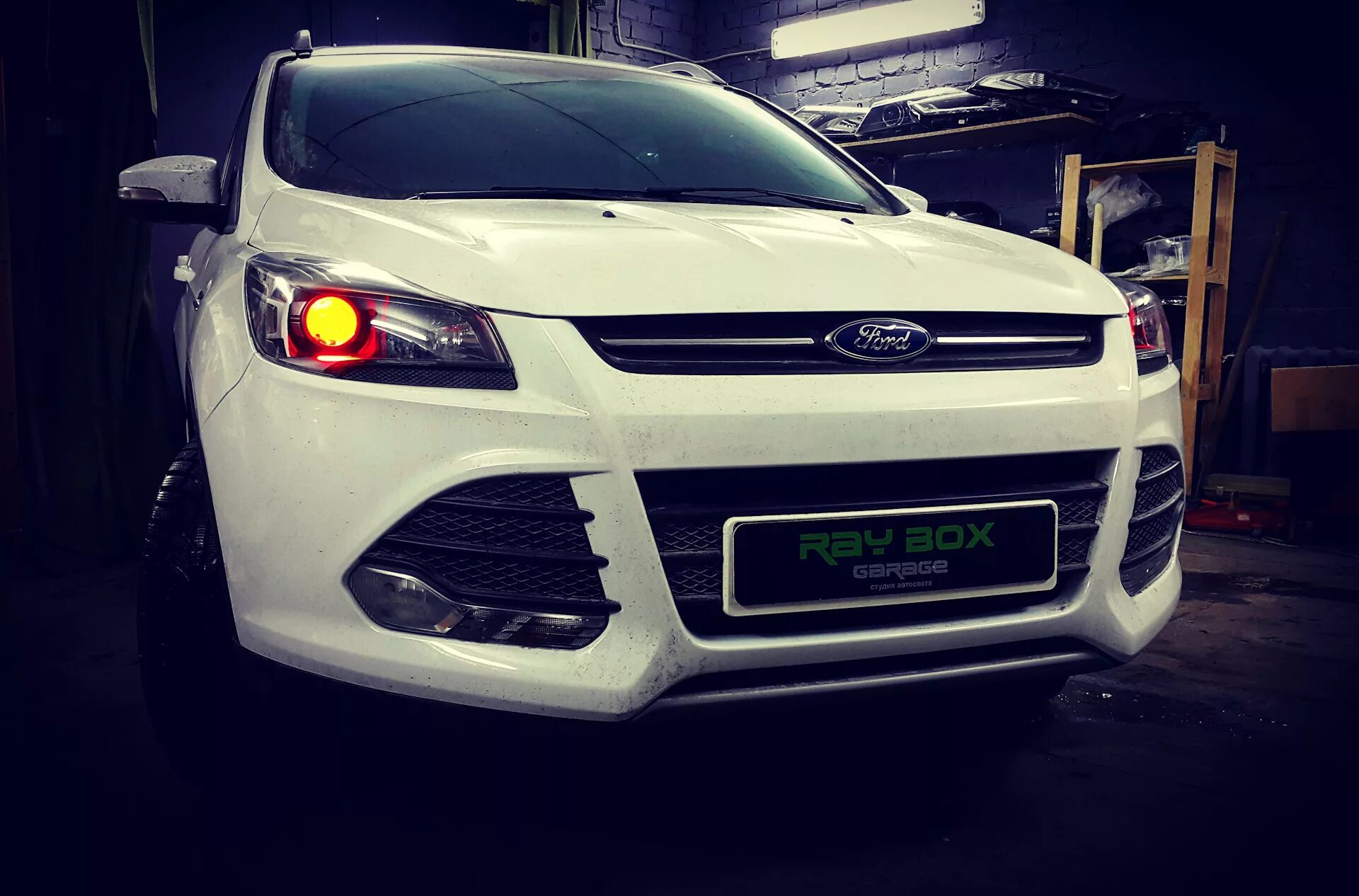 Фары форд куга 2 2013. Фары ford kuga 2. Реснички на фары форд куга 2. Противотуманки на форд куга 2. Реснички на фары форд куга 2.
