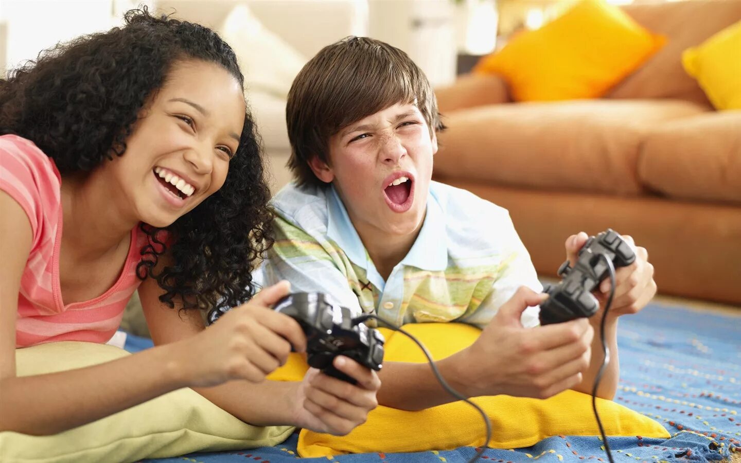 Студенты в кампусе. Молодежь сша. Картинки для описания внешности. Группа людей. Тинейджер.