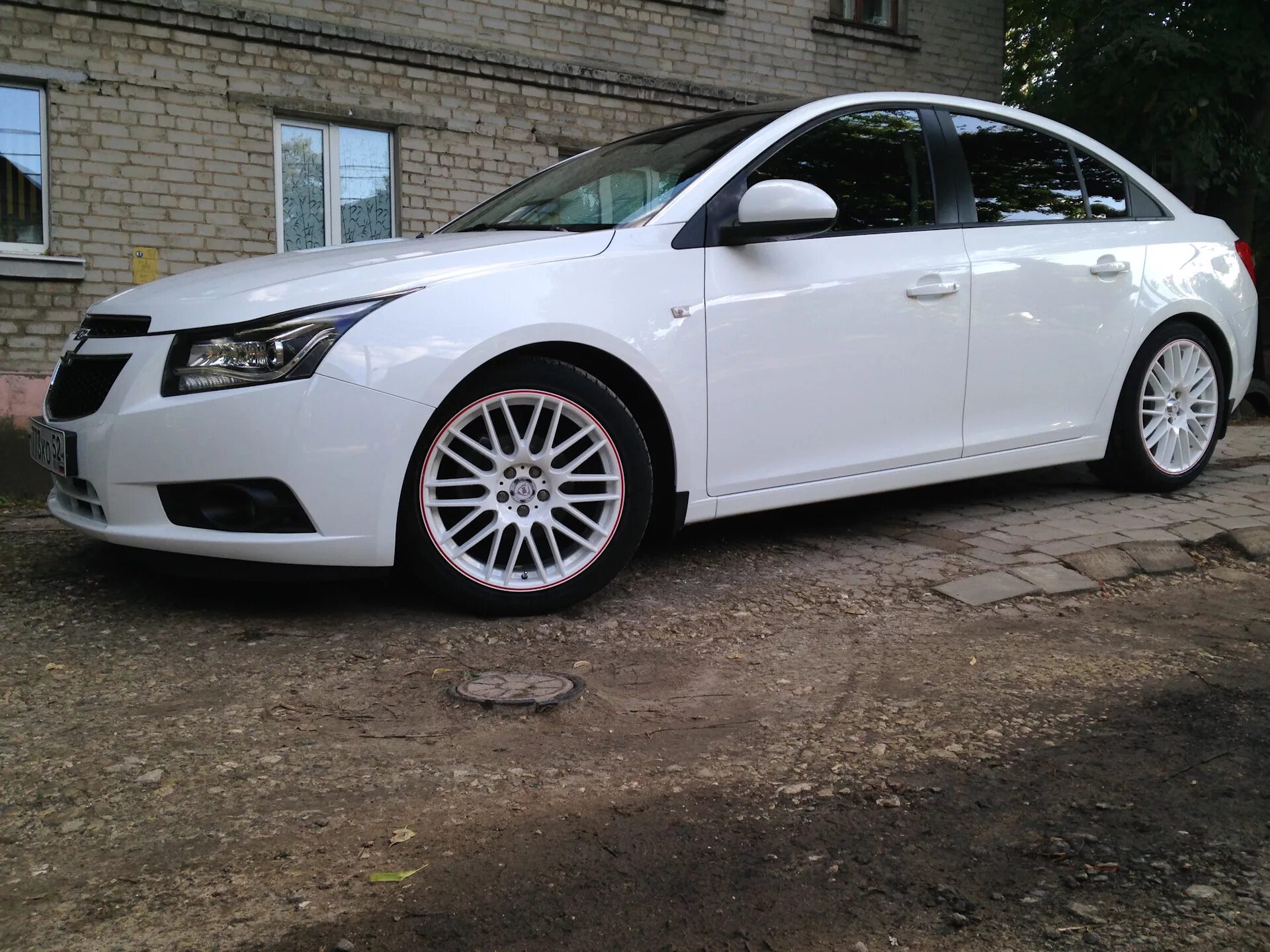 Белая шкода октавия а7 рс. Машины (белая). Bmw m5 f10 белая. Белые диски на белой машине. Vossen cvt белые.