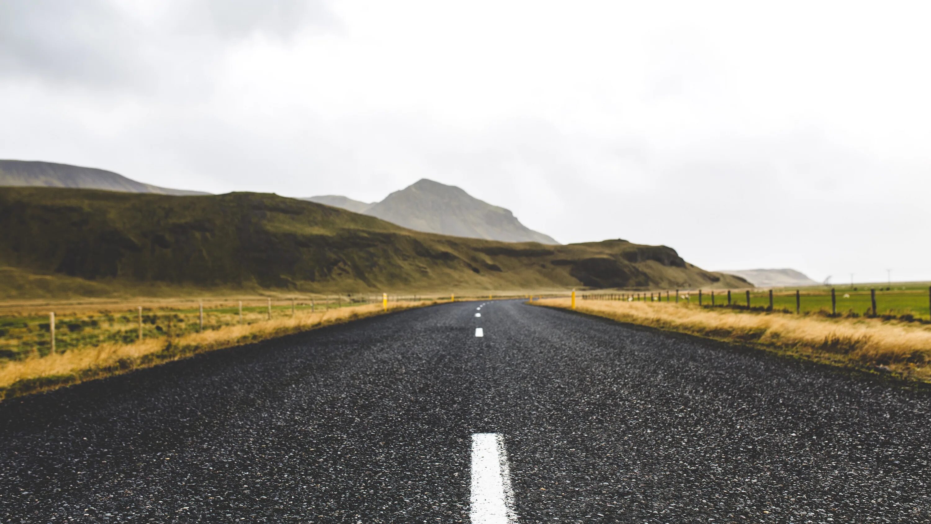 Wide road. Дорога асфальт. Дорога в гору. Фон дорога. Дорога вид сбоку.