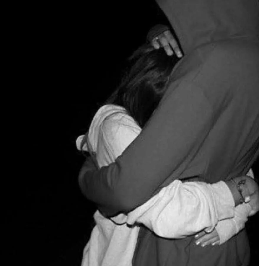 Парень с девушкой ночью. Парочка в темноте. Руки парня и девушки в темноте. Парень и девушка. Парень с девушкой в темноте.