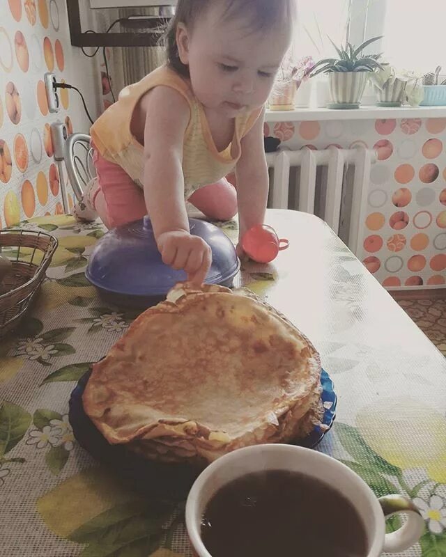 Блин ребята. Смешные блины. блины для детей. малыш с блинами смешные. дети юмор еда.