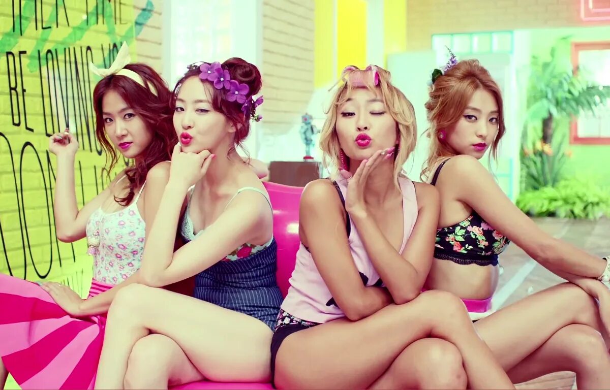 Группа бора. Группа sistar +18. sistar корейская группа. группа sistar в купальнике.