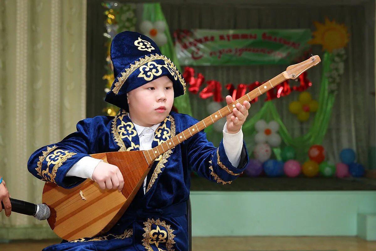 Казахские музыкальные. Казахские музыкальные. Казахские национальные музыканты. Казахский народный ансамбль. Музыкальная инструменты казахи домбра.