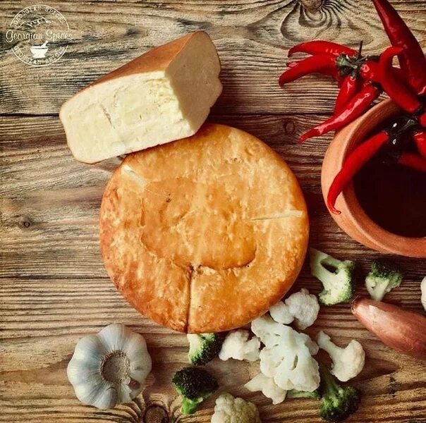 Сыр подкопченный. Копченый сыр. Сыр колбасный копченый. Сыр чечил в абхазии. Абхазский сыр копченый сулугуни.