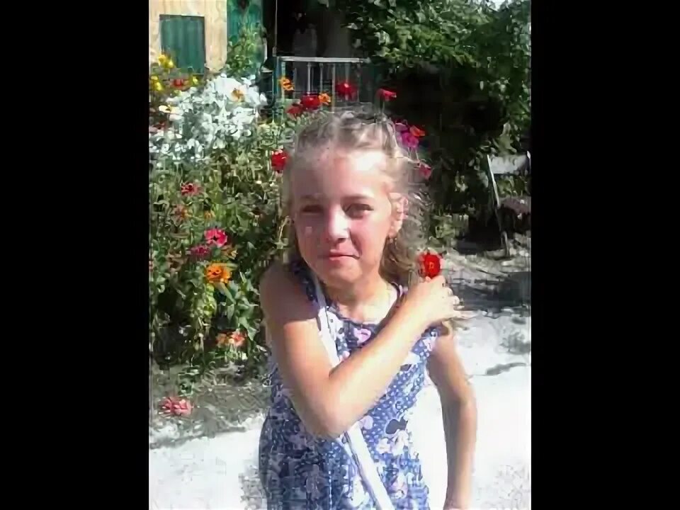 Маленькая юлька. Юля гаврилина в детстве. юлька шпулька в детстве. юлька шпулька маленькая в детстве. юля в детстве шпулька.