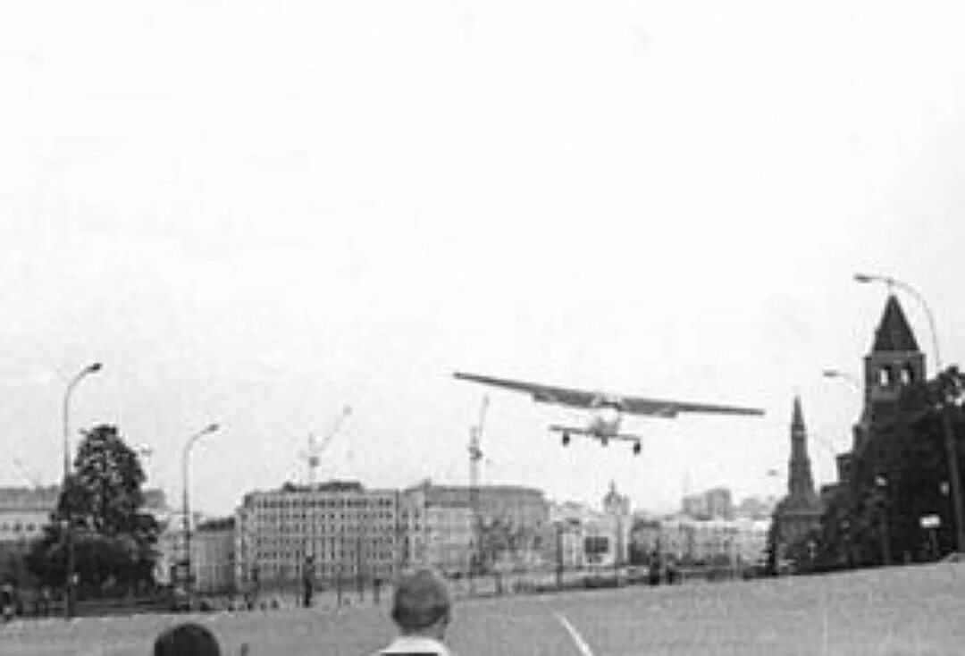 Матиас Руст на красной площади 1987. Руст приземлился на красной площади в 1987. Самолет Матиаса Руста. Самолет Матиаса Руста на красной площади.