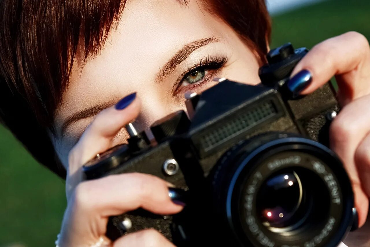 Девушка с фотоаппаратом. Девушка фотограф. Красивые фотографии фотографов. Красивые фотографии фотографов. Профессия фотограф.