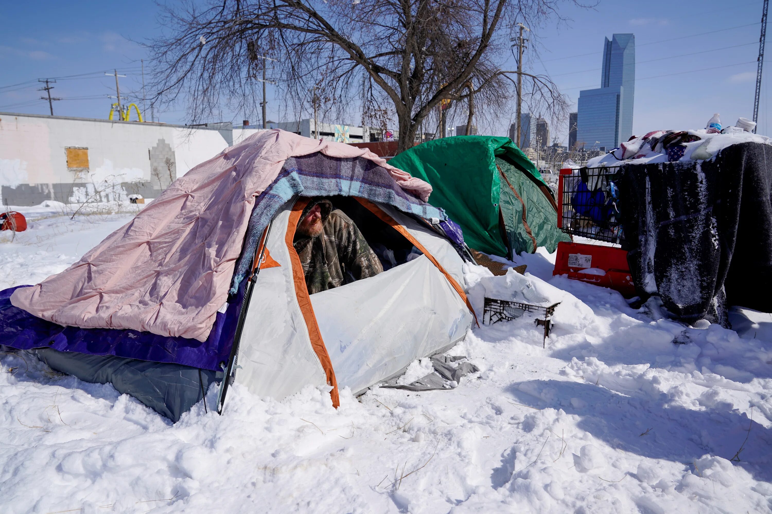 Палатки бомжей в США. Палатки бездомных. В палатке в Мороз.
