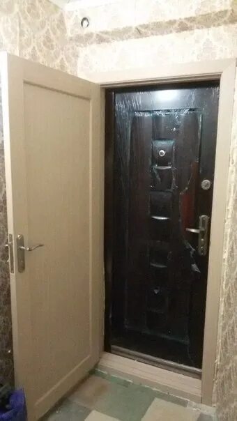 Вторая входная дверь в квартиру. Вторая дверь в квартиру. Вторая входная дверь с зеркалом в квартиру внутренняя. Вторая входная дверь открывается в квартиру. Вторая дверь после железной.