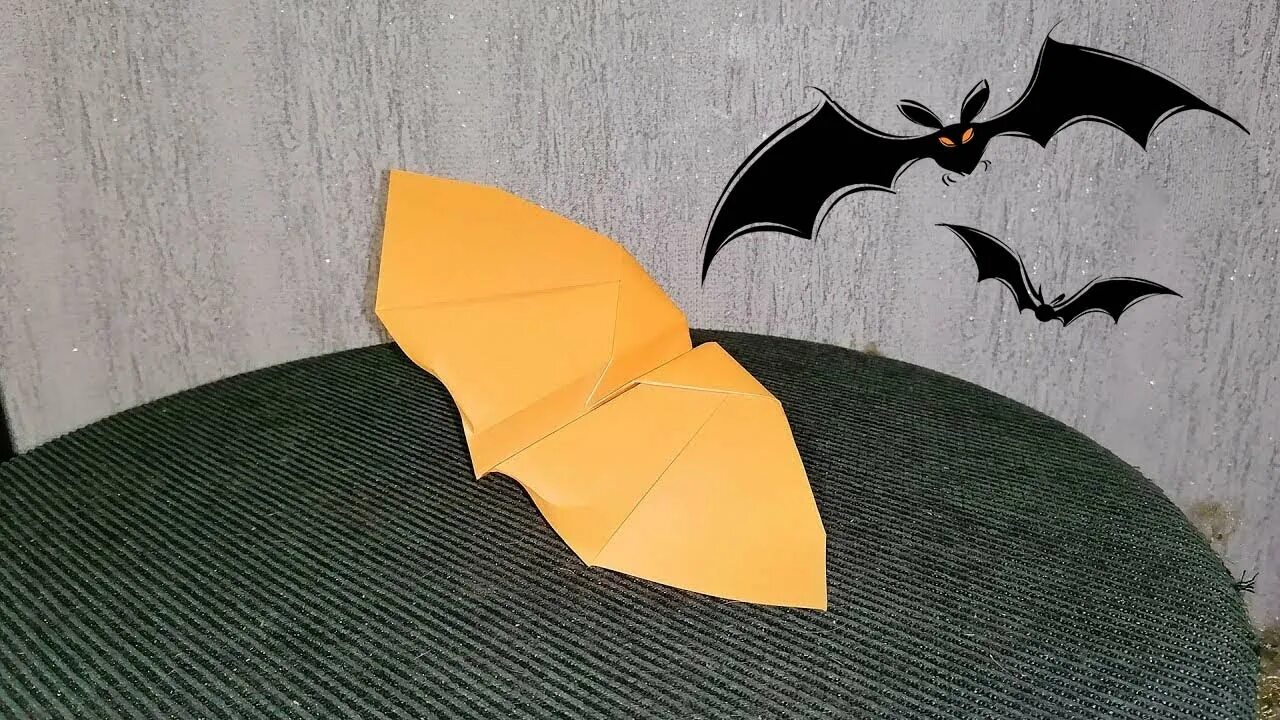 Летучая мышь из бумаги машет крыльями. Самолетик летучая мышь из бумаги. Самолёт из бумаги который машет крыльями летучей мыши. Самолетик летучая мышь из бумаги пошагово. Самолётик из бумаги который машет крыльями.