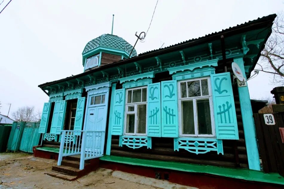 Город омск сверху. Дом леонида полежаева омск. Частный дом омск. Центр омска с высоты. М.