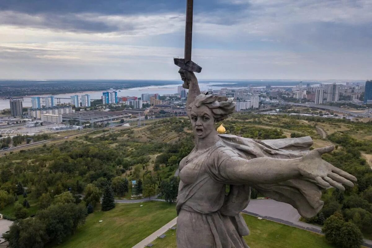 Волгоград Родина мать Мамаев Курган. Мемориальный комплекс Родина мать Волгоград. Монумент Родина мать зовёт на Мамаевом Кургане. Скульптура Родина-мать Мамаев Курган Волгоград.