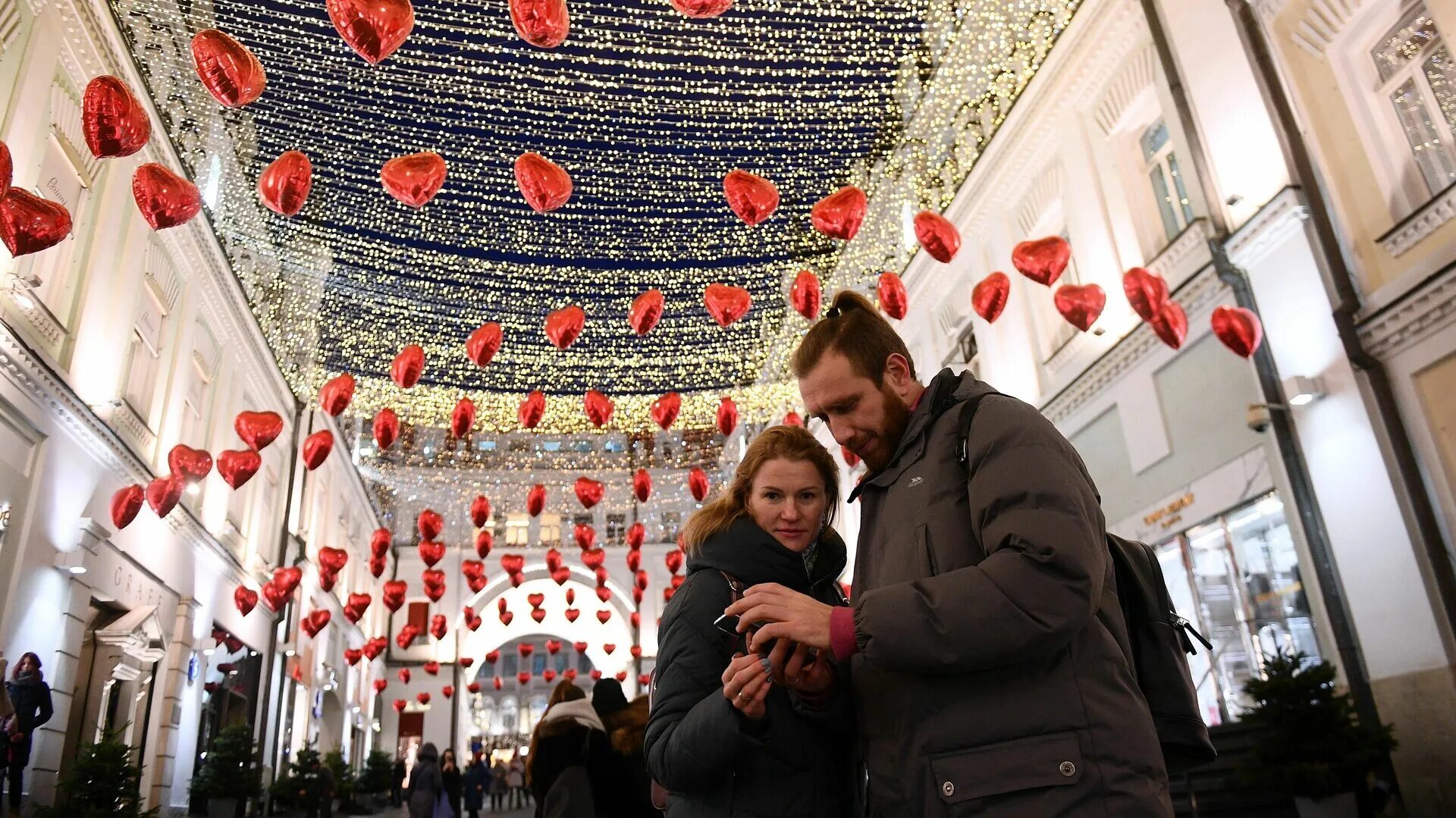 Праздник сегодня в россии 14 февраля. С днем влюбленных. Празднование дня влюбленных. Шарики на день влюбленных.