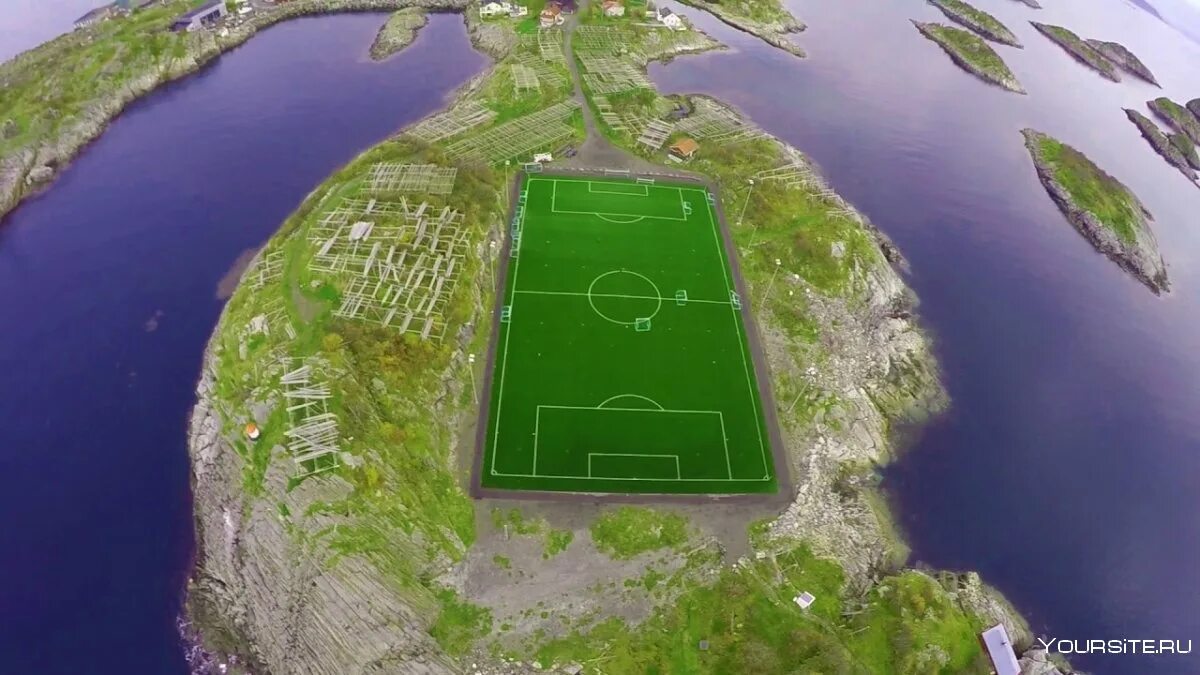 Henningsvær Idrettslag Stadium, Норвегия. Лофотенские острова футбольное поле. Стадион на острове Хеннингсвер, Норвегия. Стадион на Фарерских островах.