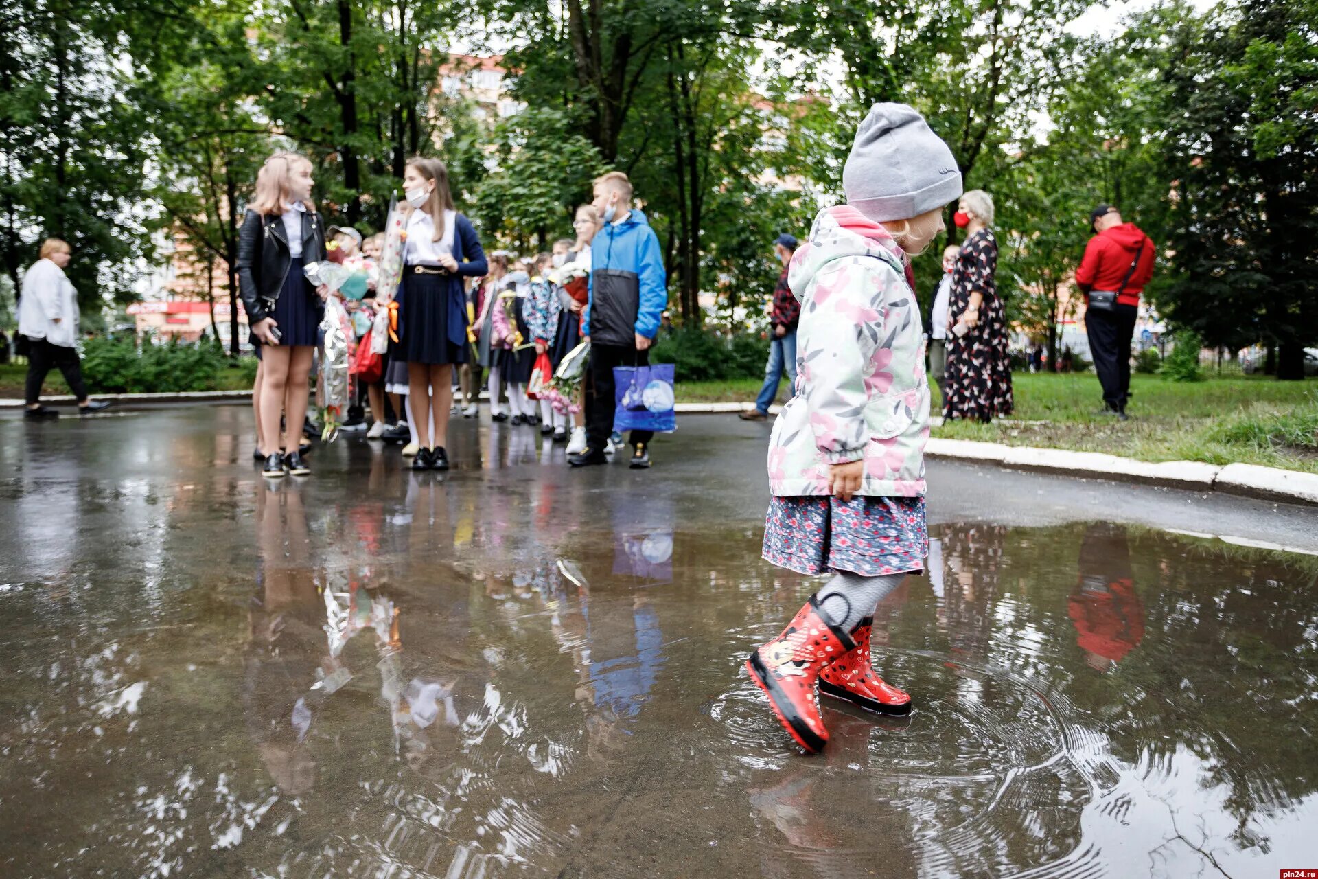 1 сентября в северной осетии фото. 1 сентября фотосессия дождь. День знаний фото. Москва в сентябре. Дождливое 1 сентября.