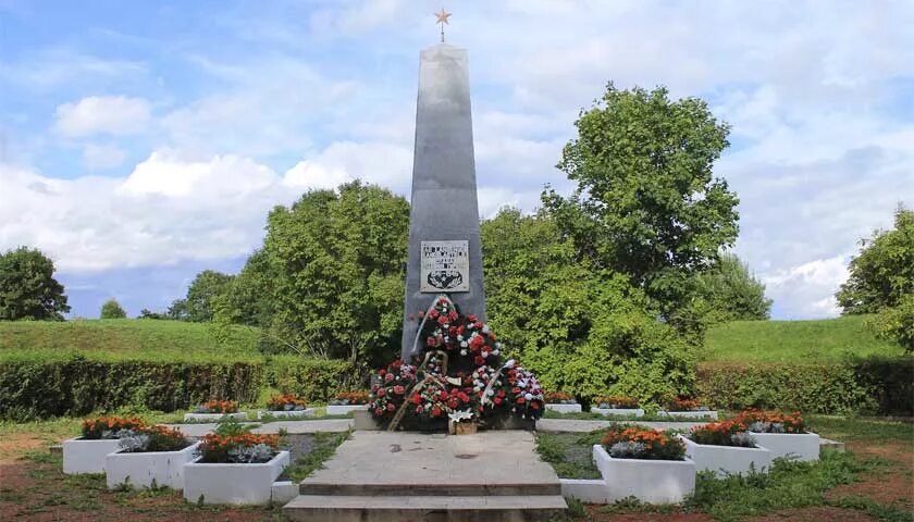 Терновский обелиски. Нарва памятник советским воинам. Братская могила Обелиск Обелиск. Братская могила Эстония Нарва. Братские могилы Вируский уезд Эстония.