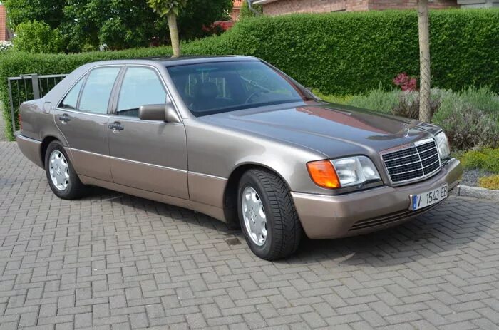 Раритетный автомобиль-купе Mercedes-Benz 1989 года выпуска выставлен на продажу 