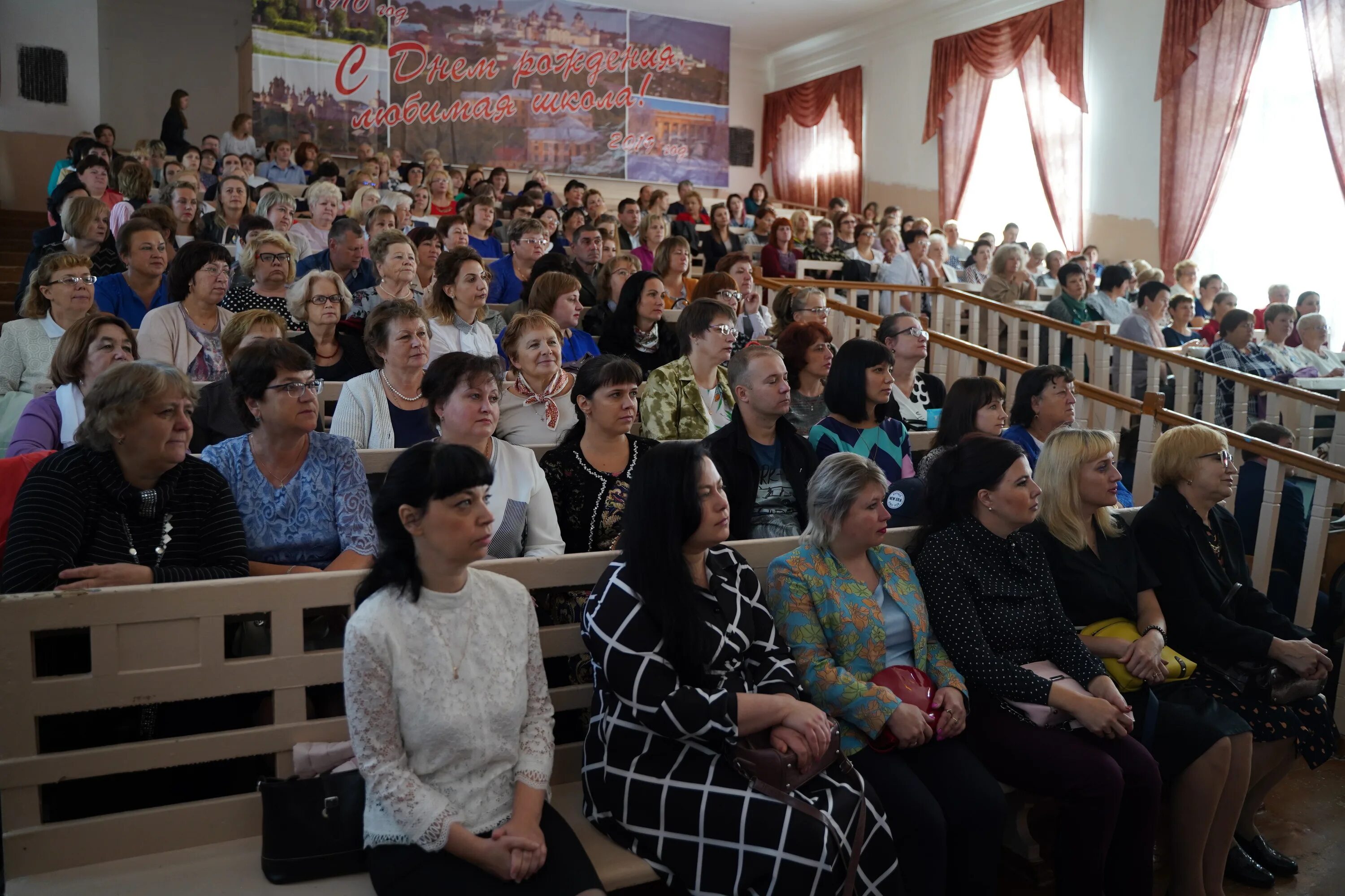 Гимназия ростова великого сайт. Ростовская гимназия имени Кекина. Гимназия имени Кекина Ростов Великий учителя. Гимназия Ростов Великий. Большая аудитория гимназия Кекина в Ростове.