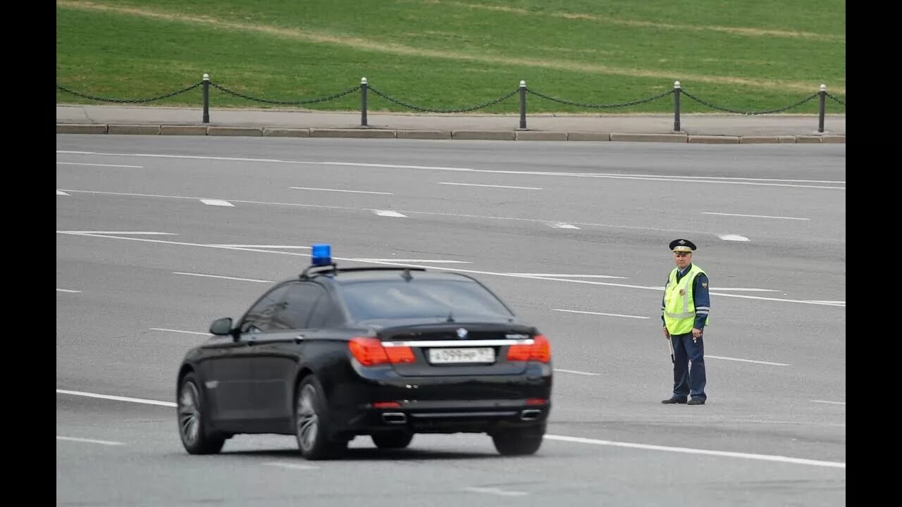 Гуф иномарка с мигалками поворачивает в арку