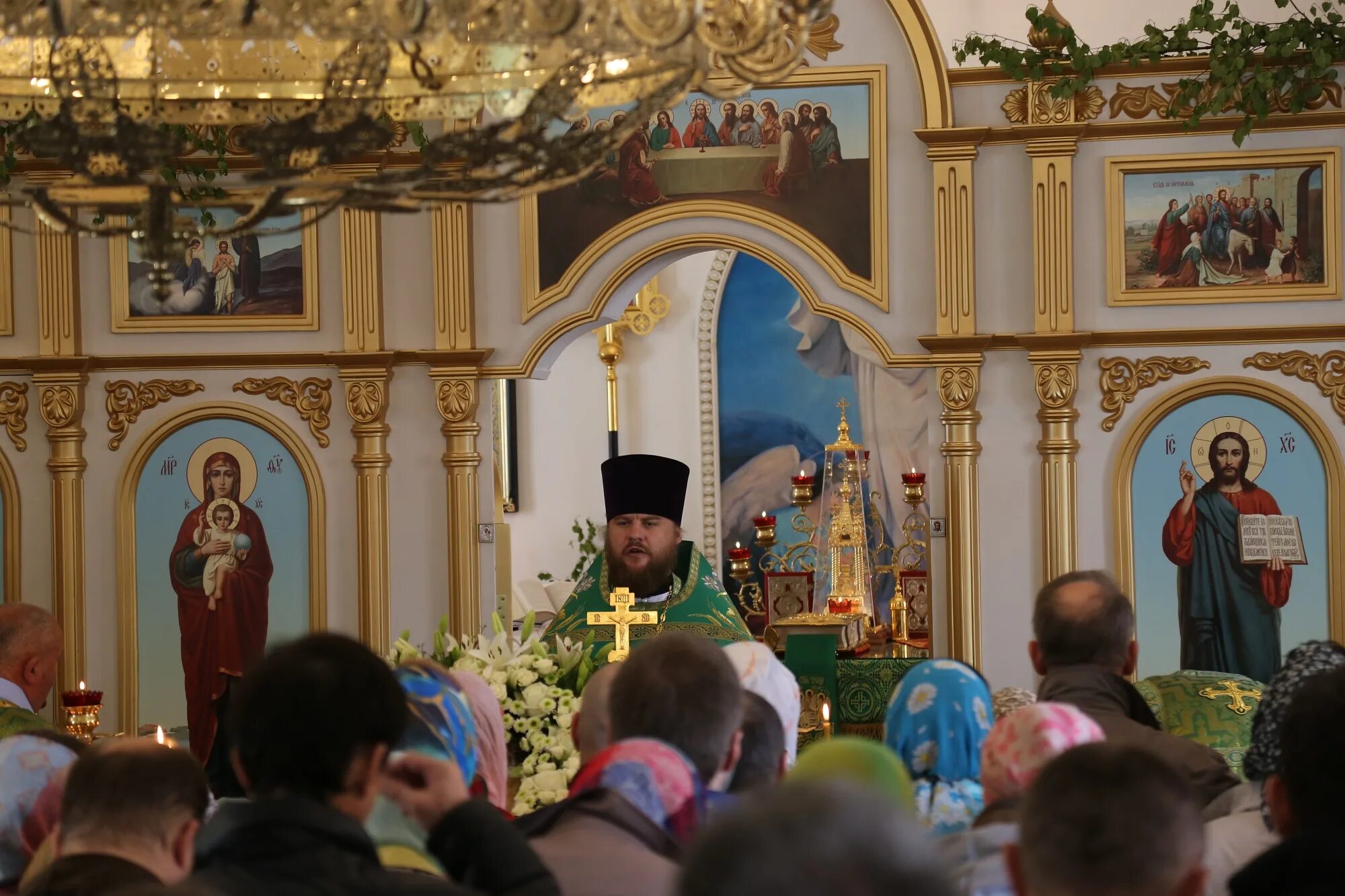 коммунарка храм служба. храм вознесения господня коммунарка. храм преображения господня в коммунарке внутри. храм преображения господня в коммунарке внутри. жёлтый церковь в коммунарке.