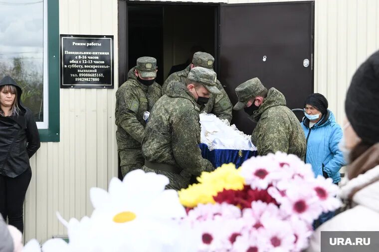 Похороны солдата срочника погибшего. Похороны солдат срочников. Матери погибших срочников. Матери погибших бойцов