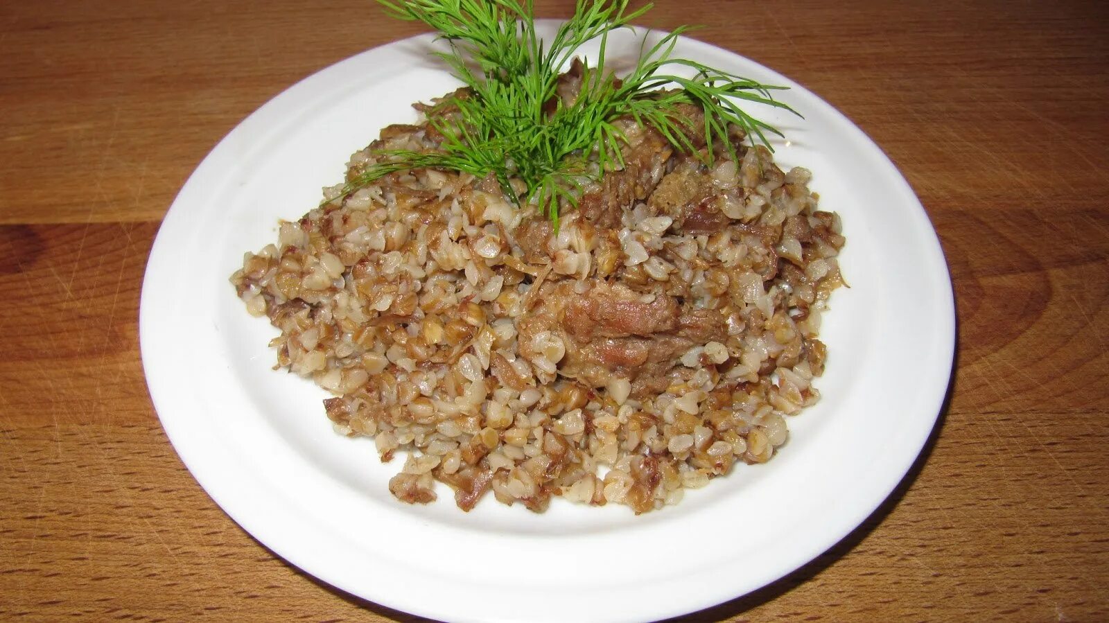 Как сделать гречку с тушенкой. Гречка по-купечески с тушенкой. гречка с тушенкой. гречка с говяжьей тушенкой. гречневая каша с тушенкой.
