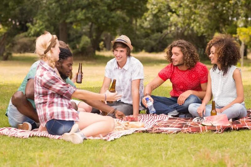 You are having a picnic. Счастливые друзья в парке. парк с друзьями. веселый пикник. friends having a picnic.