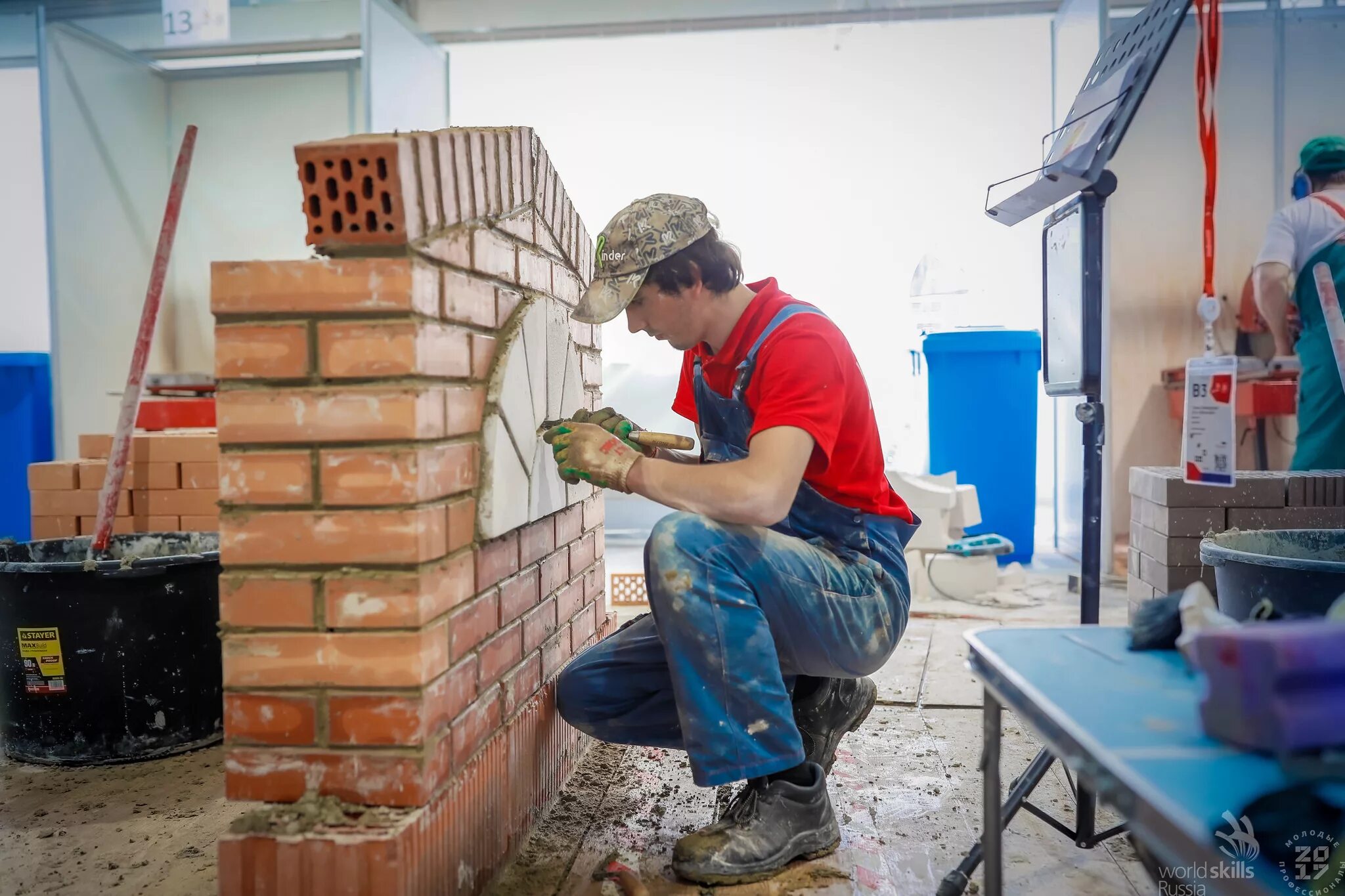 Укладка кирпича. Строитель каменщик. Укладка кирпича. Строительные материалы в квартире. Кирпичная кладка.