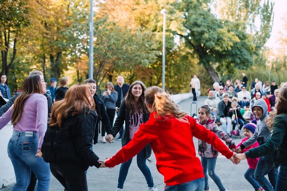 Девушки досуга ростов. Спортивное мероприятие для молодежи. Молодежь. Досуг молодежи. Спортивный праздник молодежи.