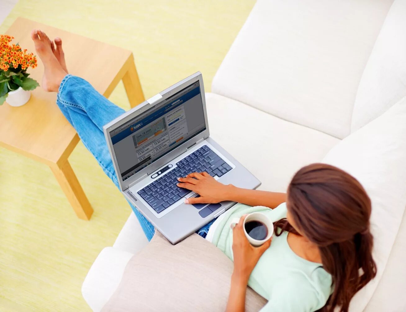 Девушка с ноутбуком. Девушка фрилансер. Успешная женщина. Работа в интернете на дому. Успешная женщина.