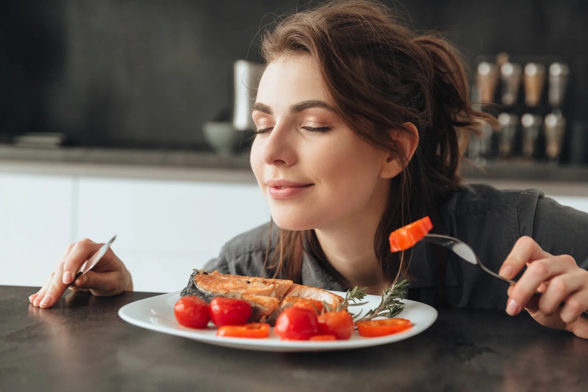 Taste is life. Наслаждение едой. Удовольствие от пищи. Женщина ест. Девушка с едой.