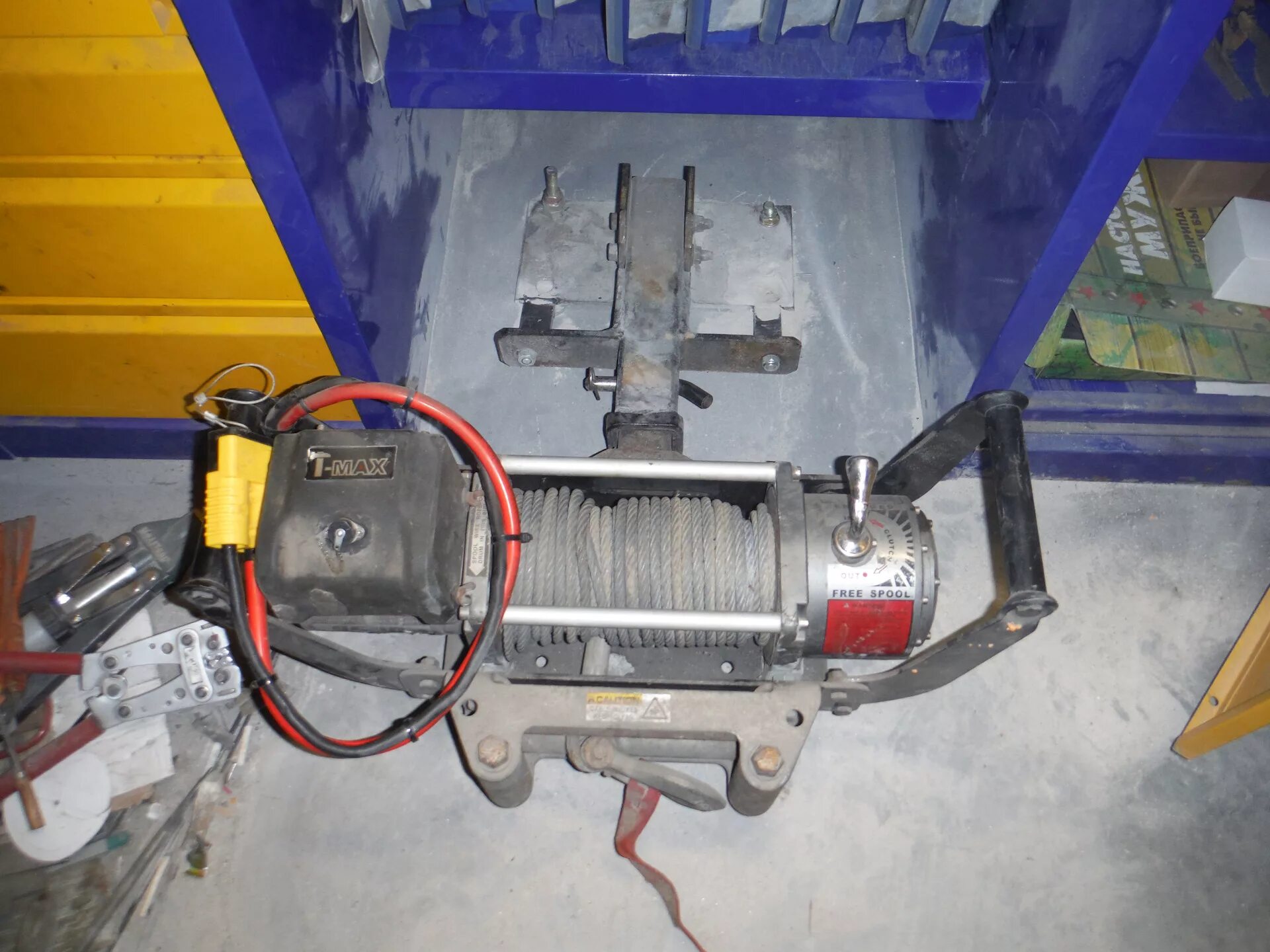 Крепление лебедки в гараже. Тельфер для кран балки адм63а4трухл1. Крепление электрической тали. Лебедка в гараж. Кронштейн для ручной лебедки в гараже.