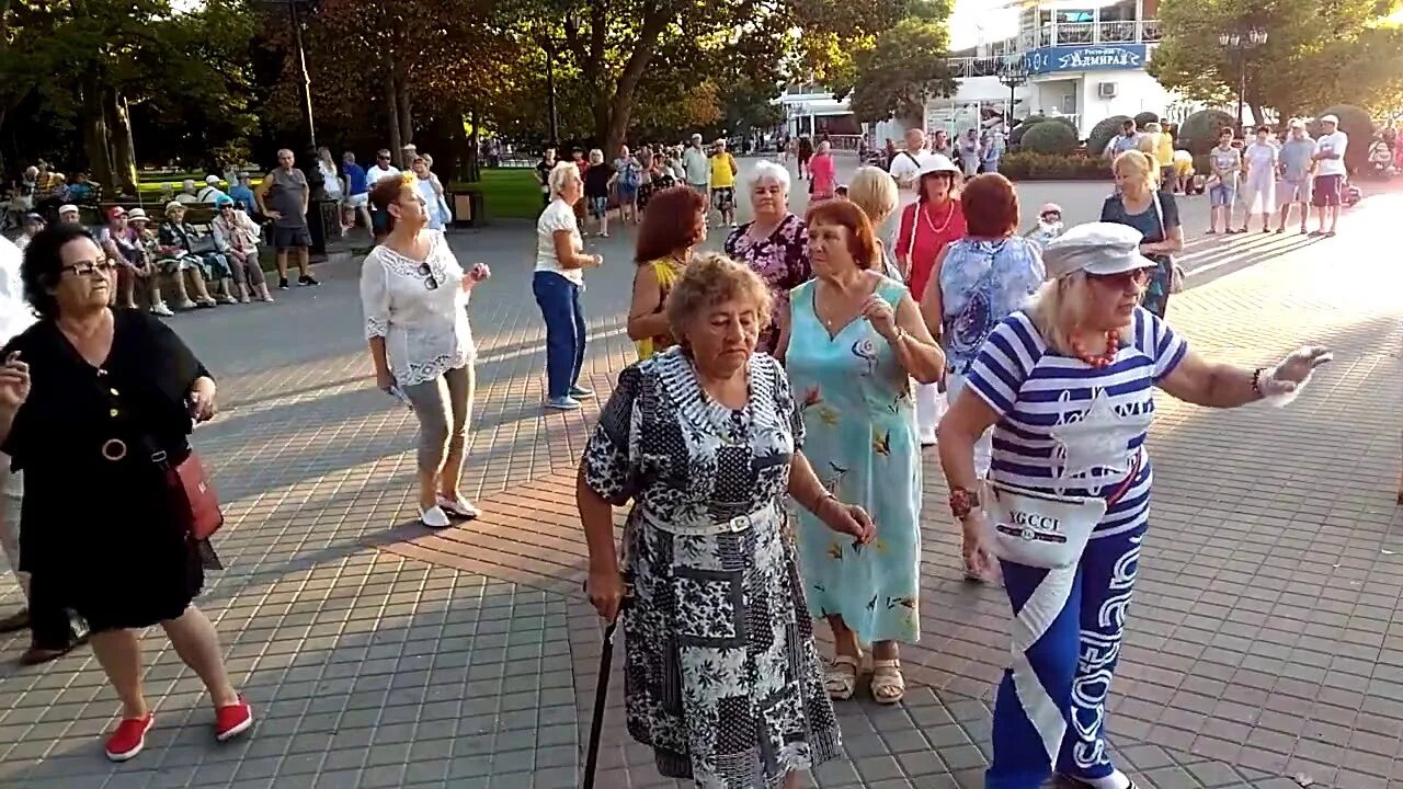 Покажите танцы на приморском бульваре 29 10 22. Танцы в севастополе на приморском бульваре в 2022 году. Танцы на приморском бульваре сергей соков. Покажите танцы на приморском бульваре 29 10 22. Танцы на приморском бульваре последнее видео.