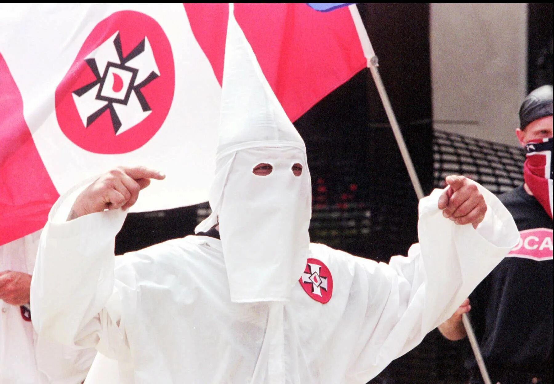 Ку клукс клан. Ku klux klan. Белые рыцари ку клукс клан. Ku klux клан. Ку-клукс-клан основатели.