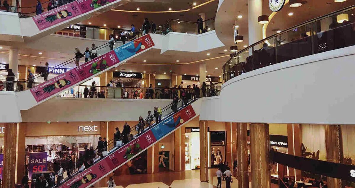 Большой торговый центр в сша. Торговый центр интерьер. Шоппинг в торговом центре. Фотосессия в торговом центре. Цум внутри магазины.