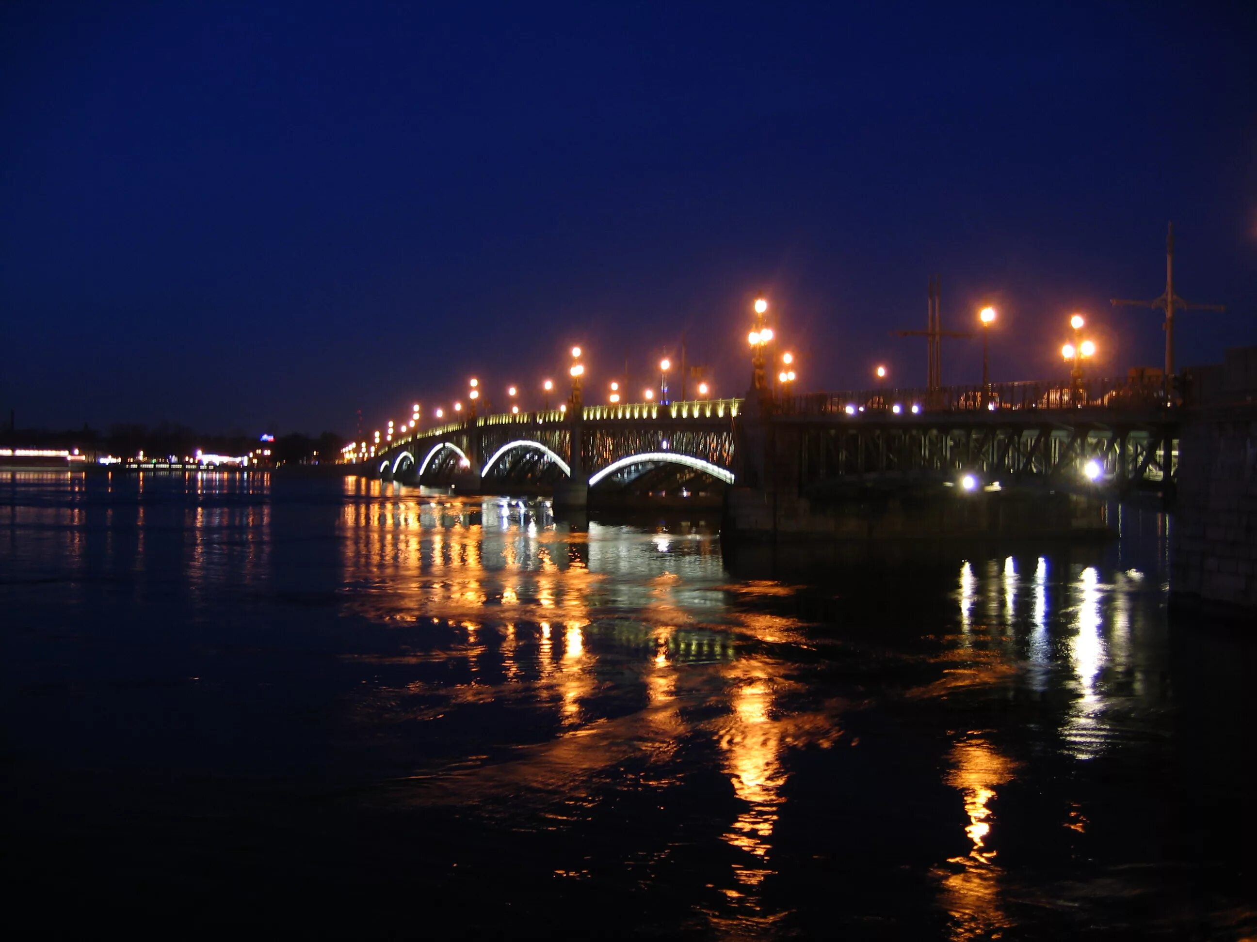 Троицкий мост ночью. Троицкий мост Челябинск. Санкт-Петербург ночью. Питер река ночь. Ночь 25 октября